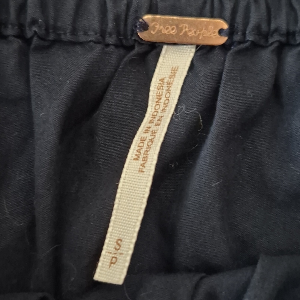 Free People Women's Size Small Dark Blue Off-Shoulder Smocked Crop Top - Picture 3 of 7
